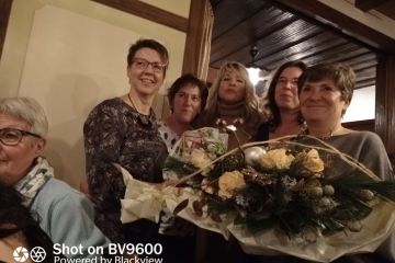 Blumen für die Inhaberin Maria Rodina, mit Pflegedienstleitern und Büroteam