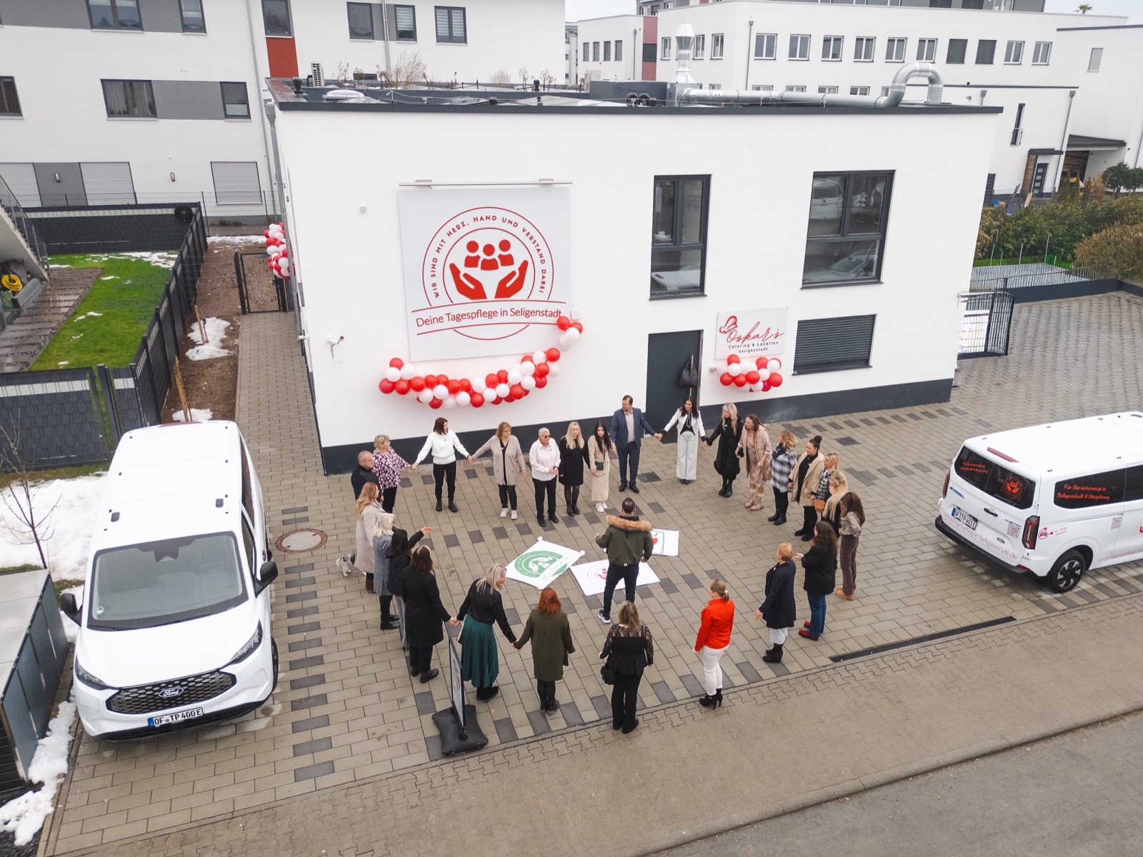 Team der Tagespflege St. Agnes in Herzformation vor dem Gebäude in Seligenstadt